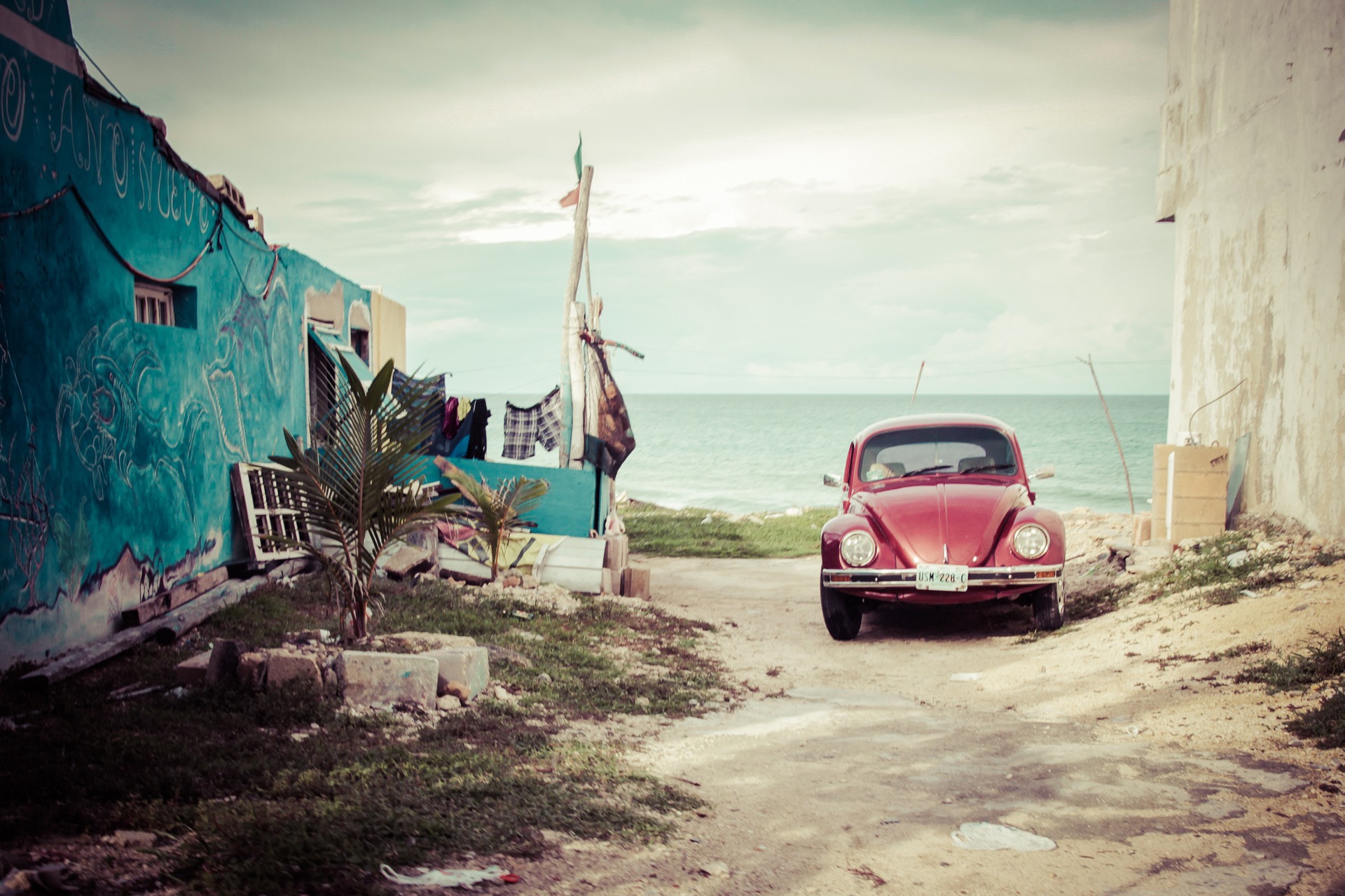 auto rossa spiaggia(1).jpg